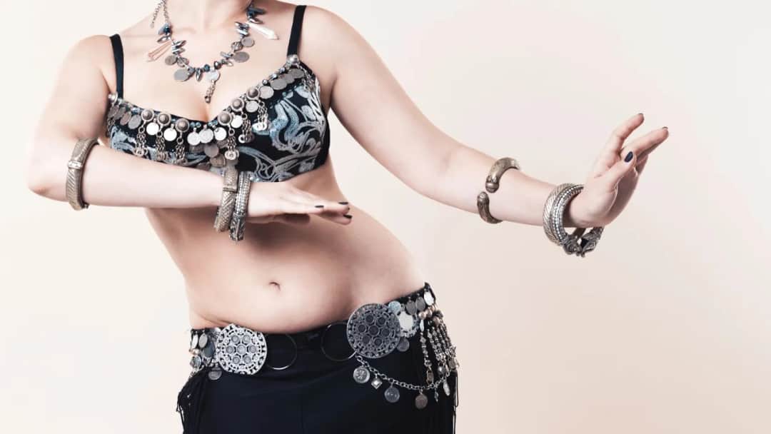 Taniec biodrami jak się nazywa? Odkryj tajemnice tańca brzucha