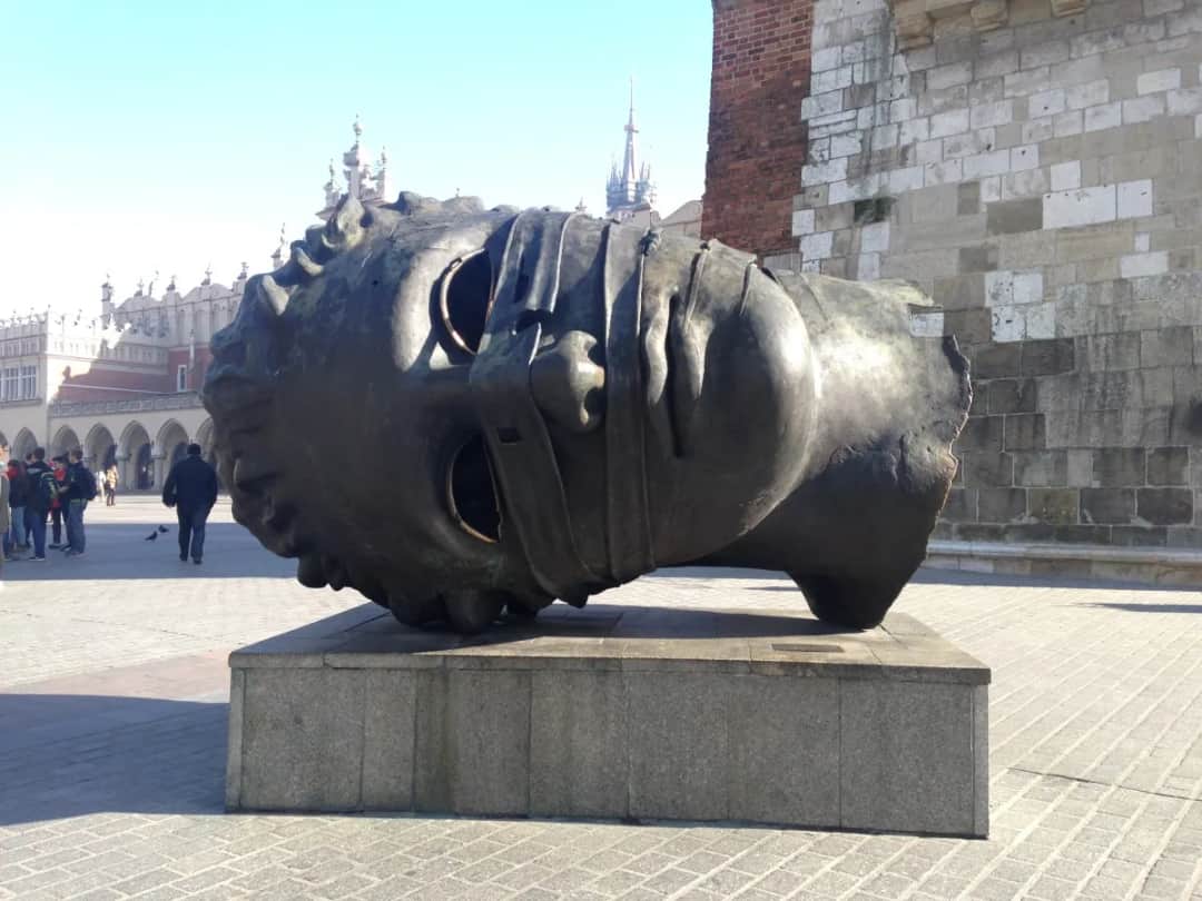 Rzeźba Igora Mitoraja na rynku w Krakowie - fascynująca historia Erosa