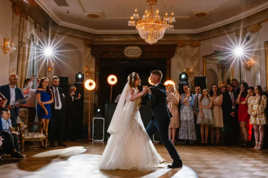 Idealne piosenki na pierwszy taniec na 18, które wzruszą każdego