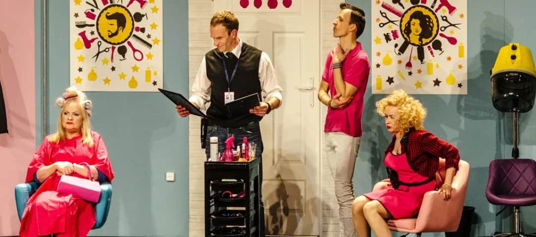 Szalone nożyczki teatr - tajemnice, które zaskoczą każdego widza